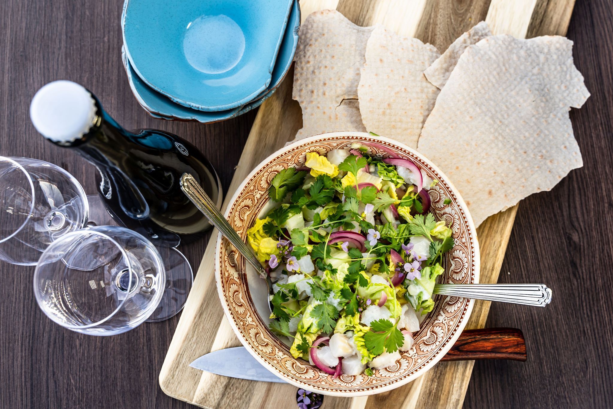 Frisk og fargerik salat servert med tradisjonelt flatbrød.