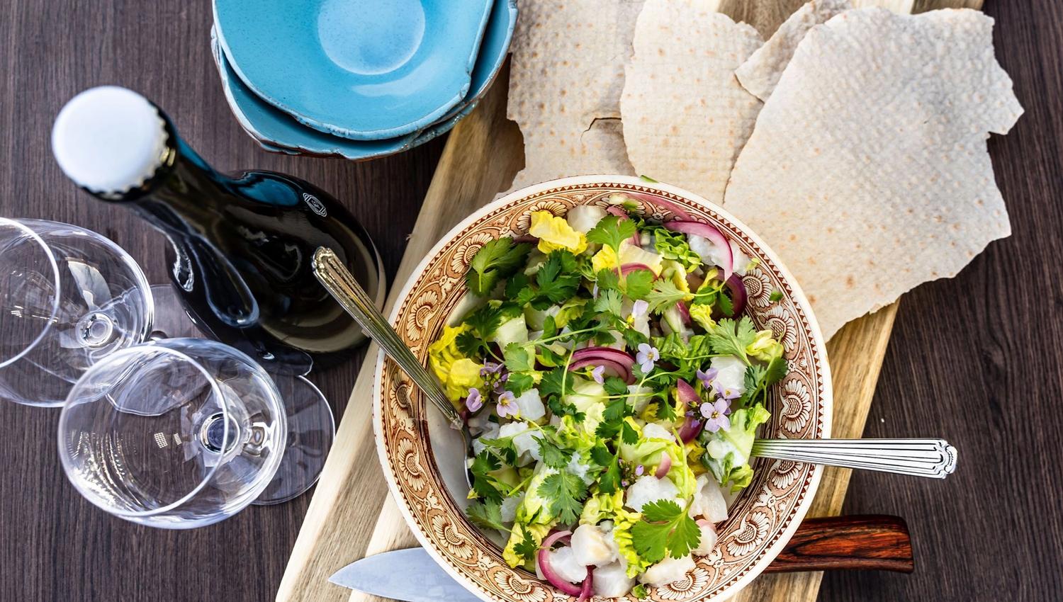 Frisk og fargerik salat servert med tradisjonelt flatbrød.