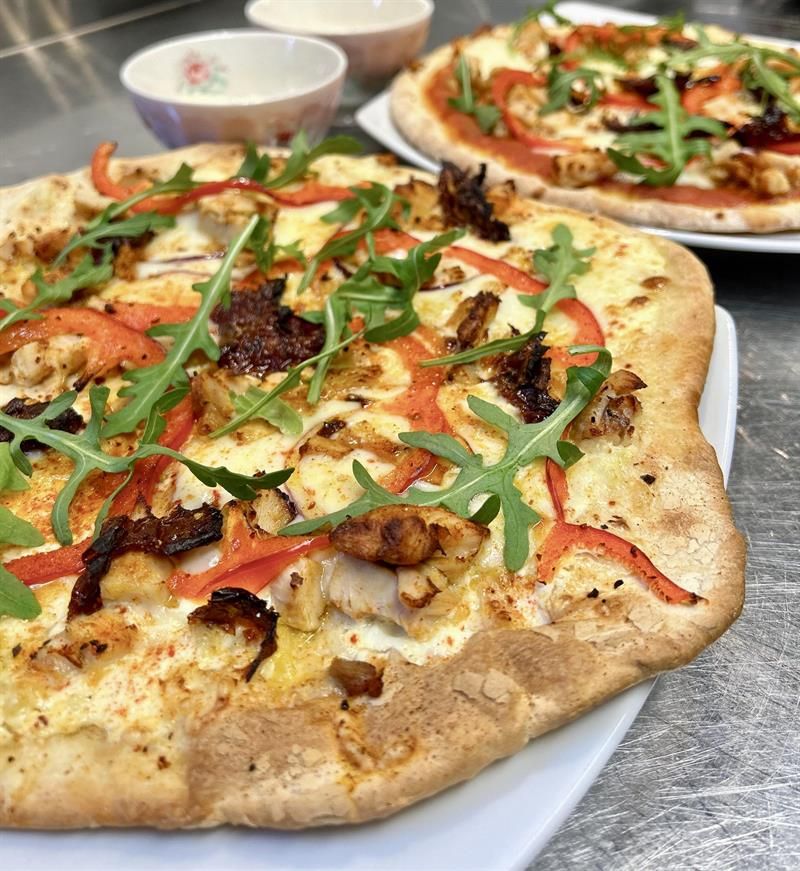 Pizza med ruccola, paprika og ost