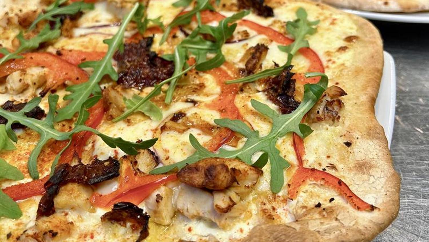 Pizza med ruccola, paprika og ost