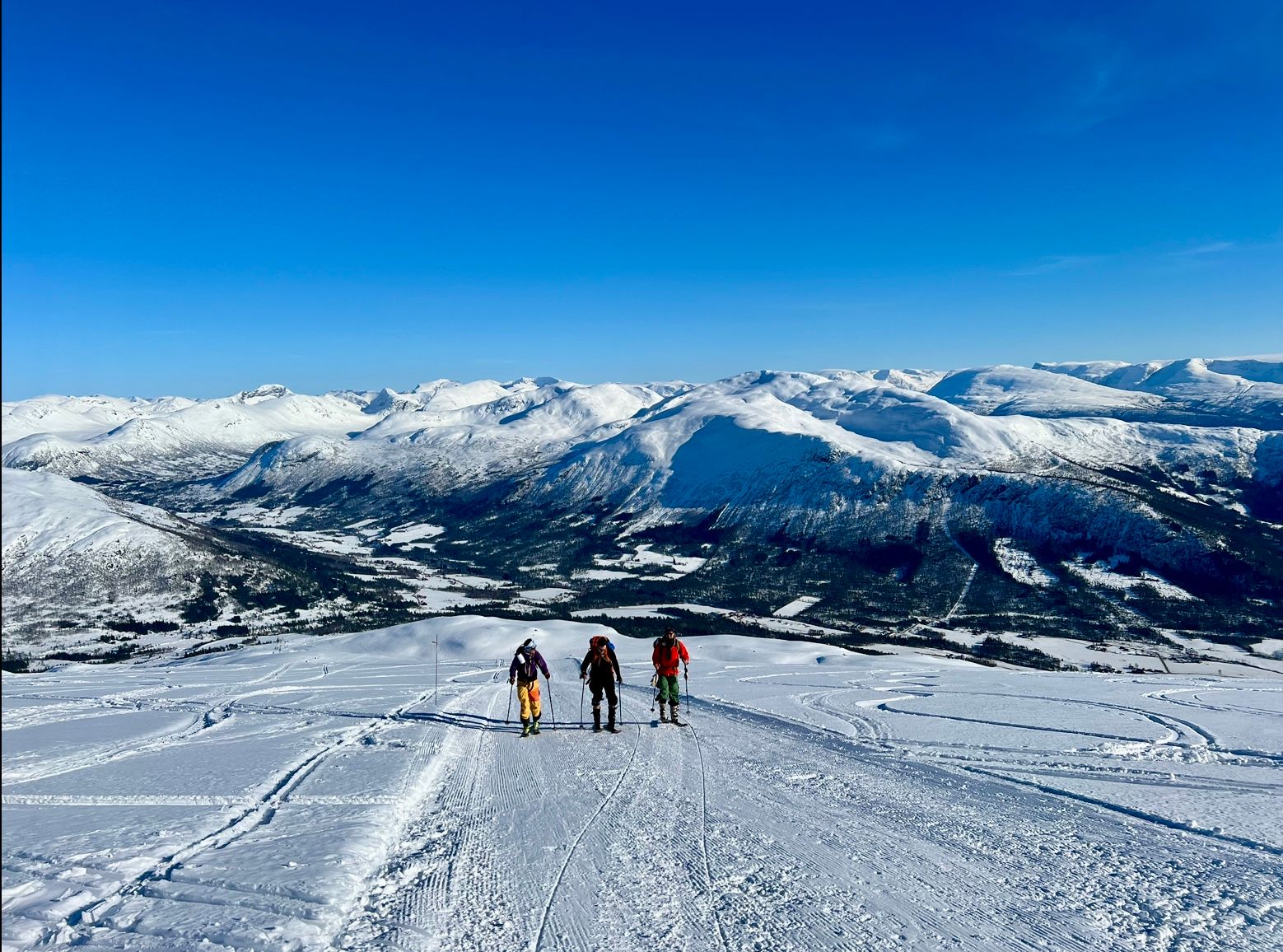 Nyt flott utsikt medan du går på topptur på ski.