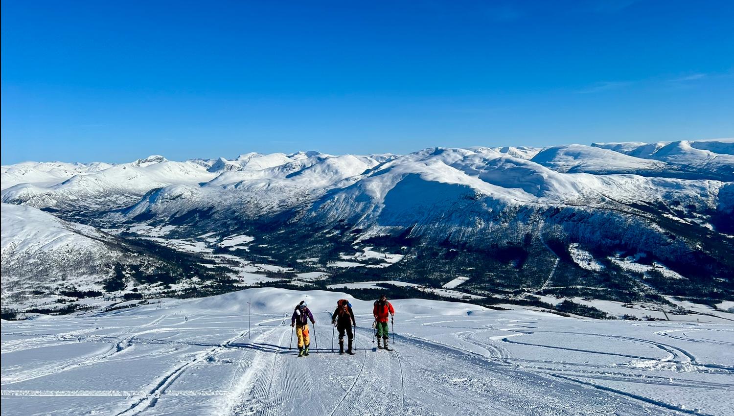 Nyt flott utsikt medan du går på topptur på ski.