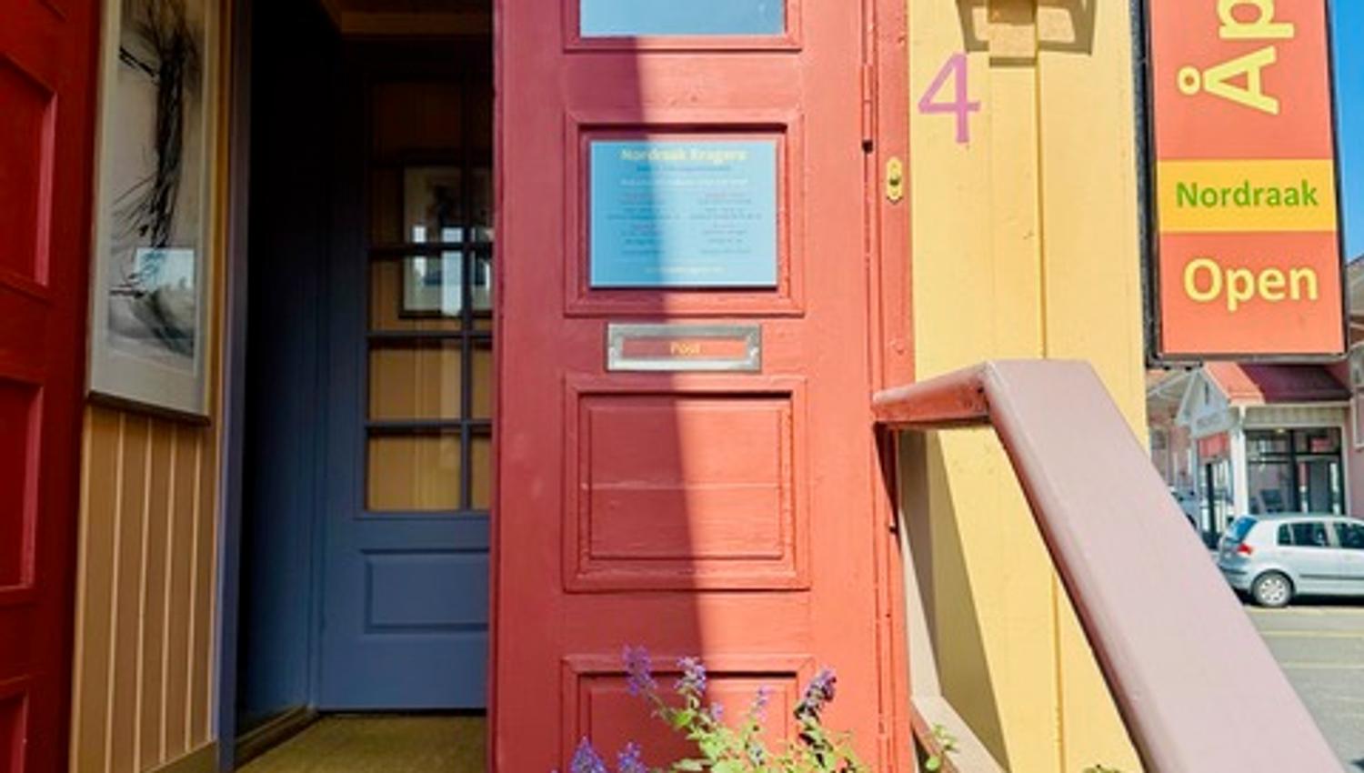 På verandaen hos Nordraak matverksted i Kragerø