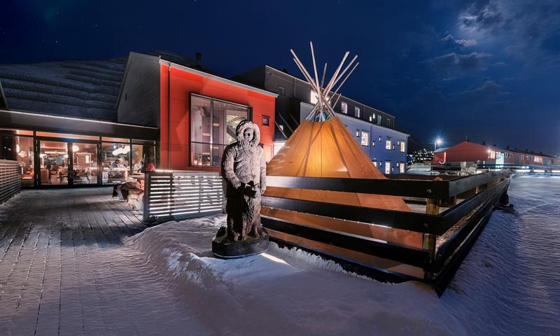 1_Svalbard Hotell Polfareren_fasade_winter