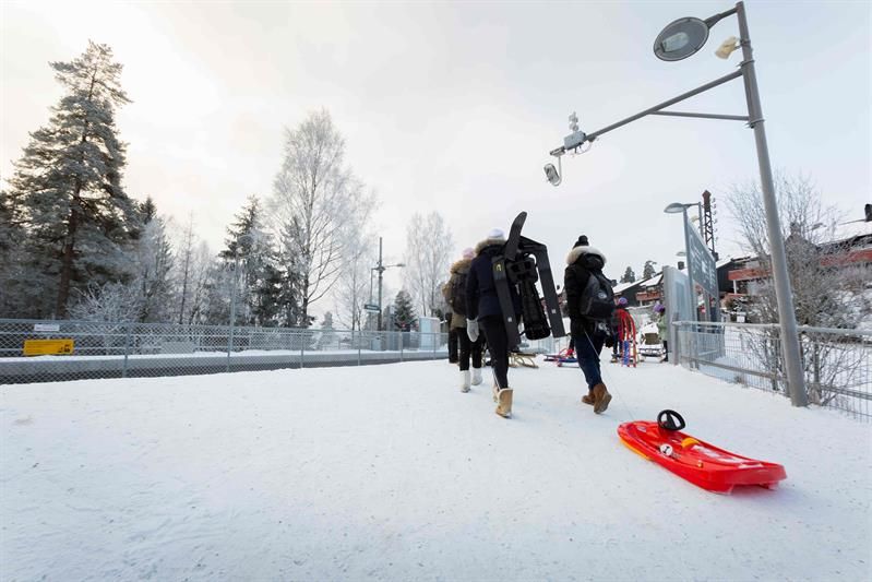 Mennesker på vei til t-banen.