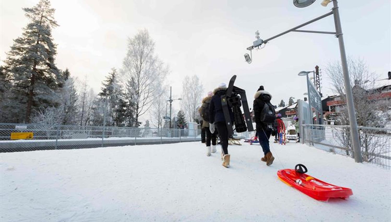Mennesker på vei til t-banen.