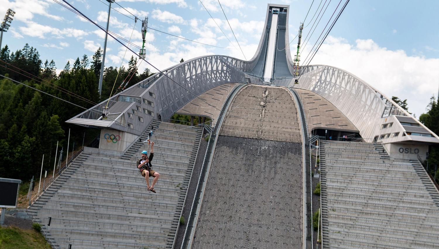 En person som zipliner nedover Holmenkollbakken.