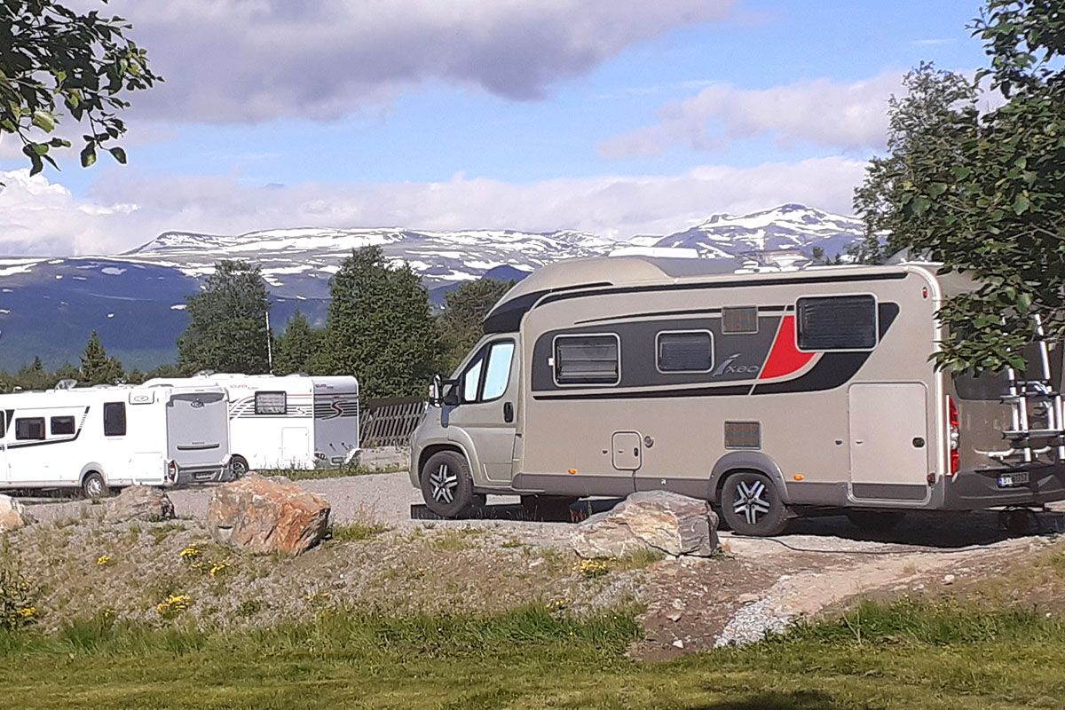 Bobiler med fjell i bakgrunnen