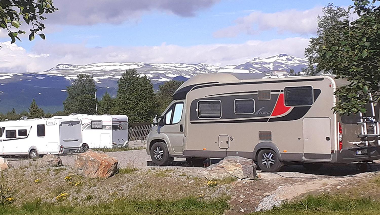 Bobiler med fjell i bakgrunnen