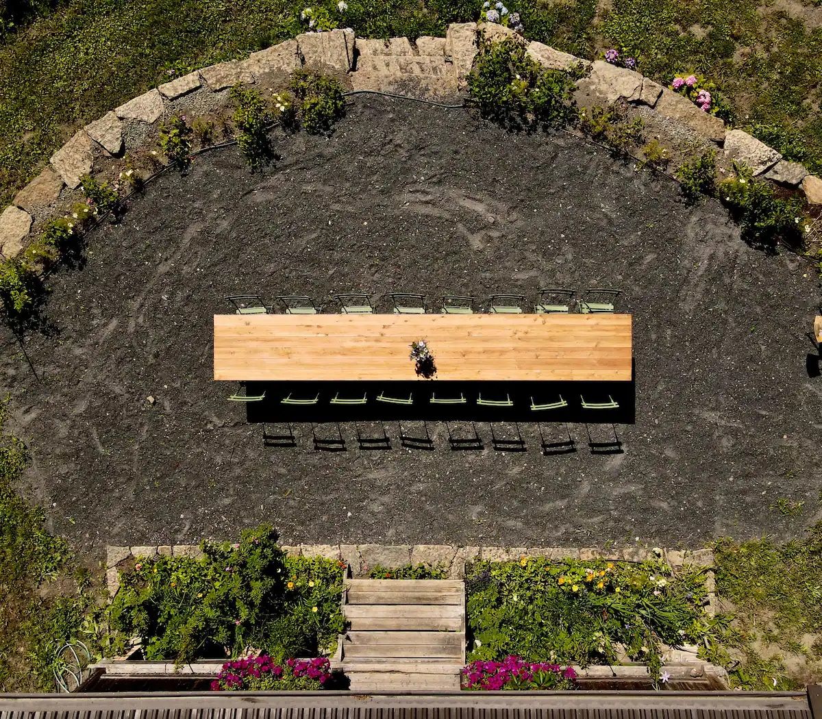 Dronebilde av Villa Leonore med langbordet foran huset