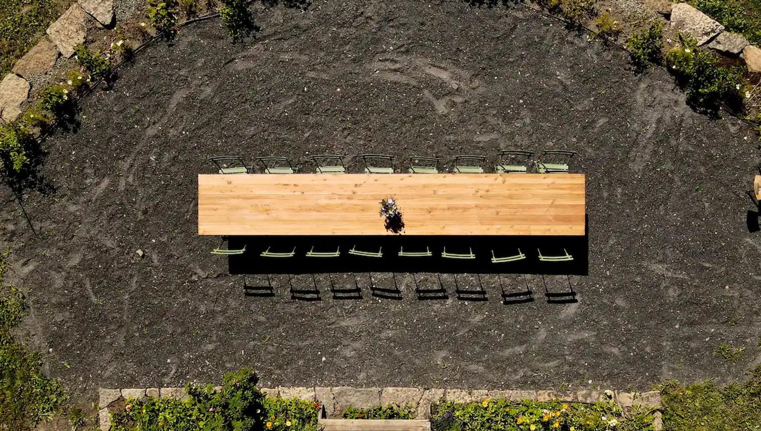 Dronebilde av Villa Leonore med langbordet foran huset