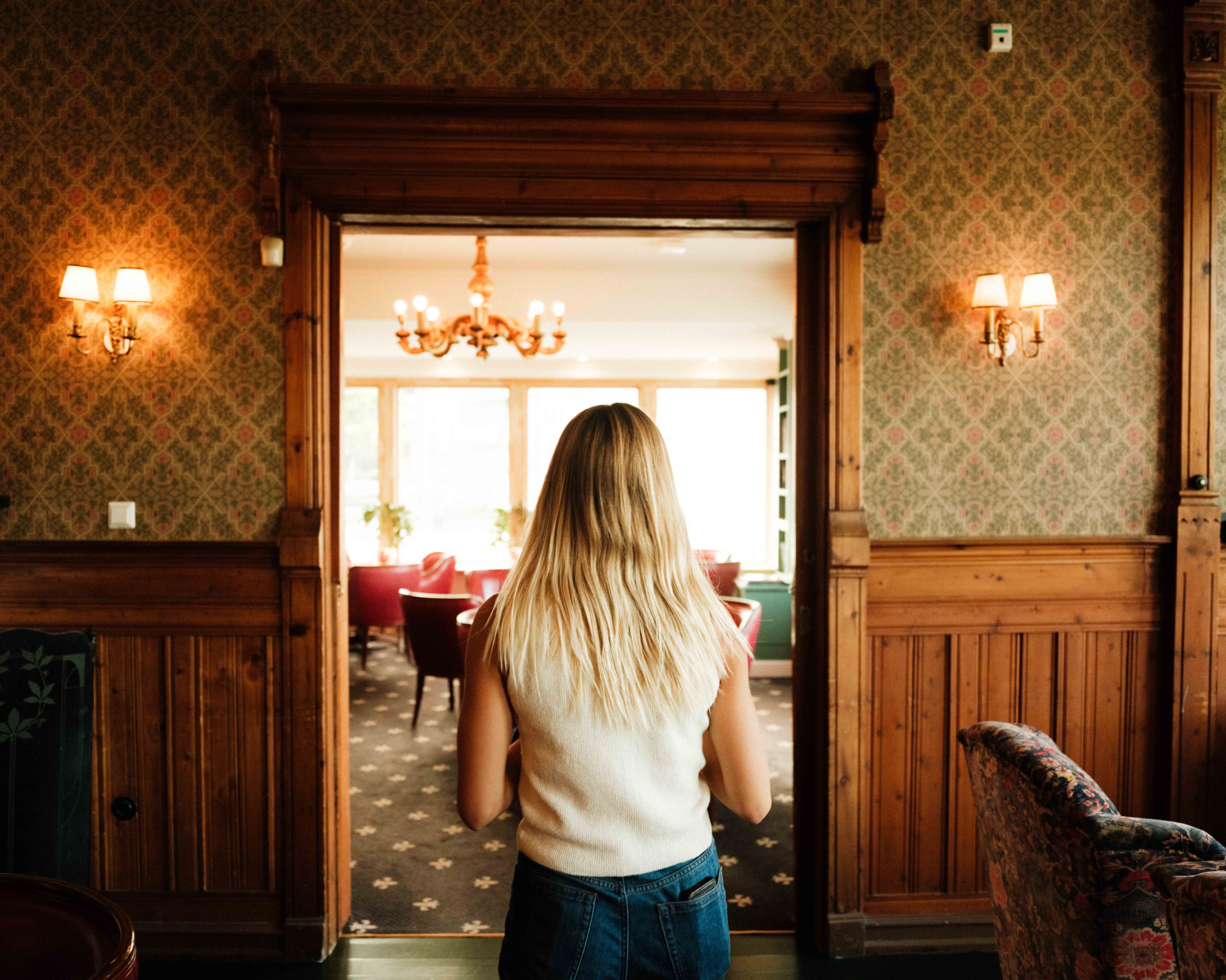 Historisk interiør og lun stemning i salongen på Thon Hotel Sandven i Norheimsund.