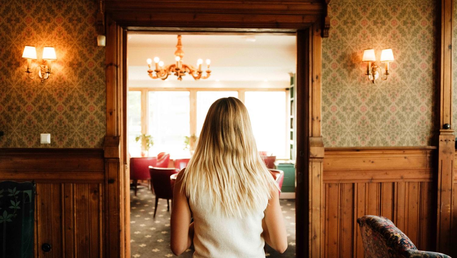 Historisk interiør og lun stemning i salongen på Thon Hotel Sandven i Norheimsund.