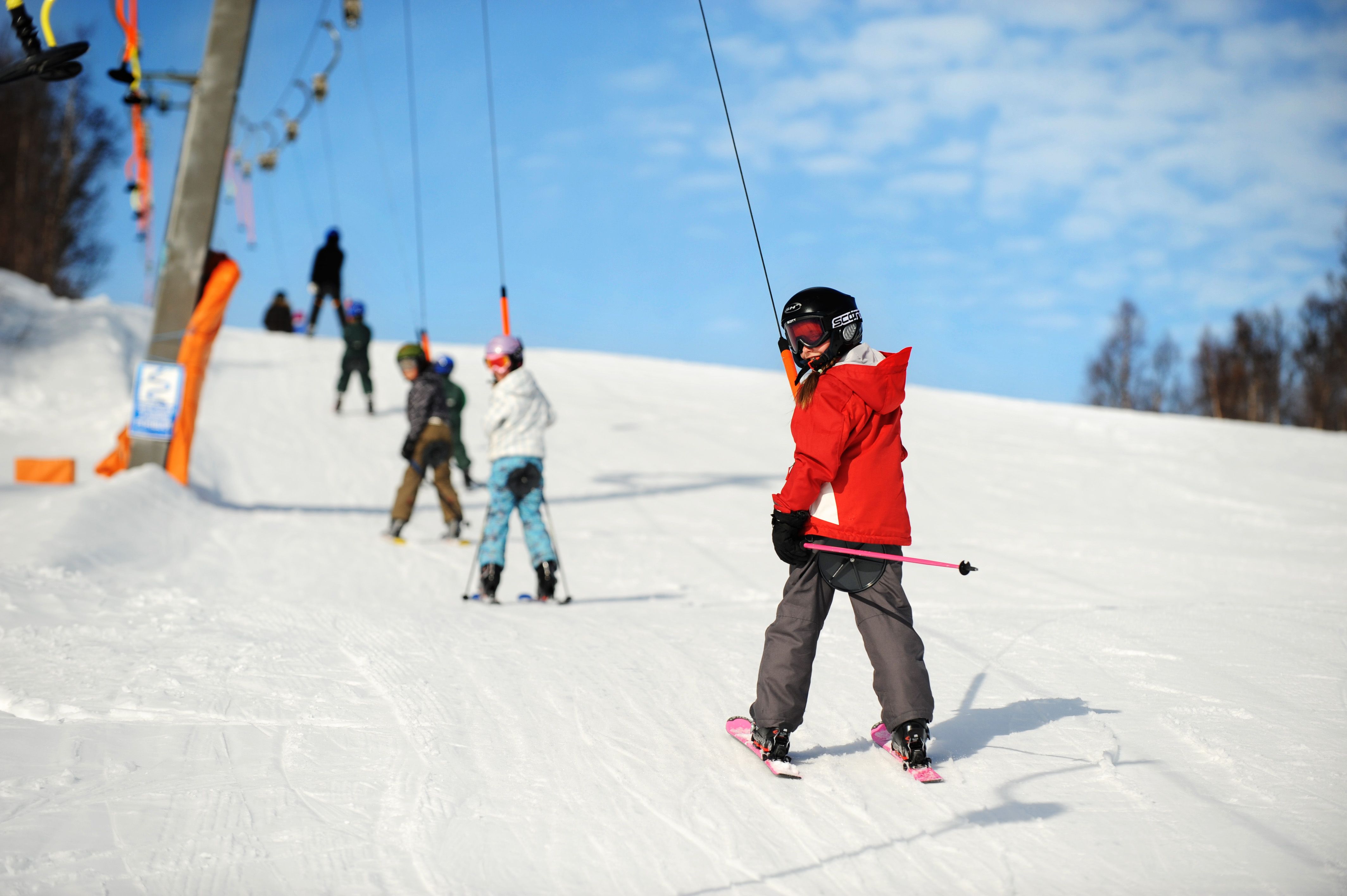 Barn i skitrekket på vei oppover, bilde