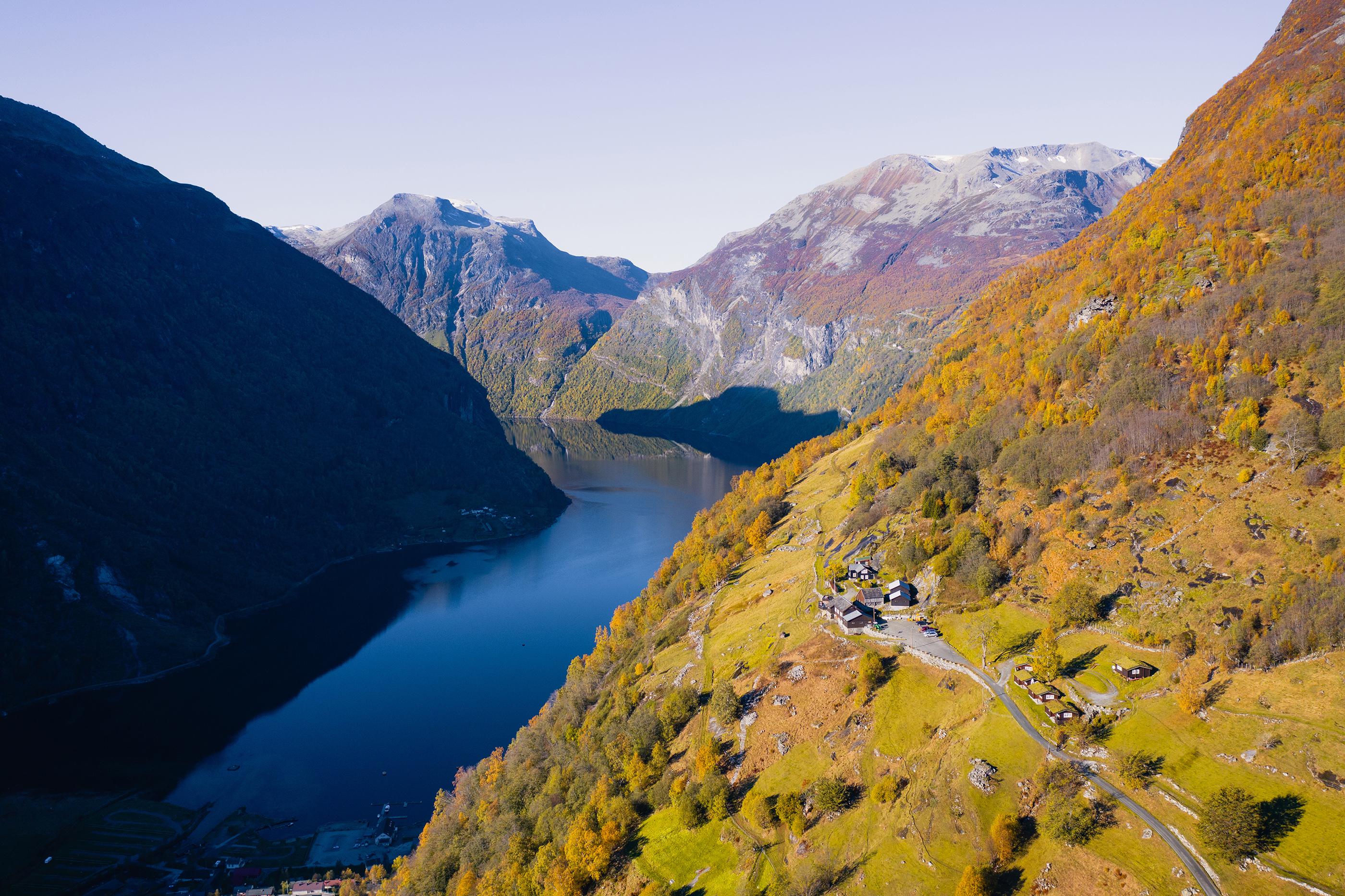 Westerås Gard i fjellsida med flott utsikt over Geirangerfjorden