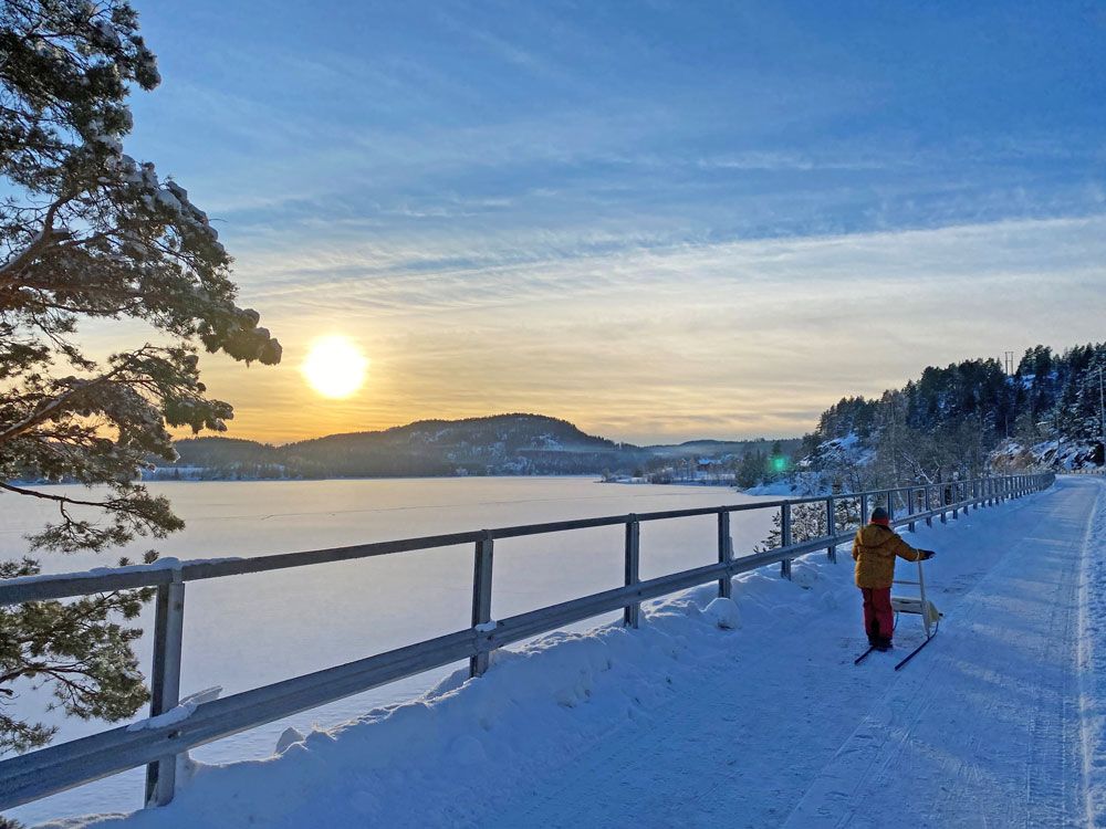 vinterbilde fra gang og sykkelvei Kragerøbanen i Drangedal