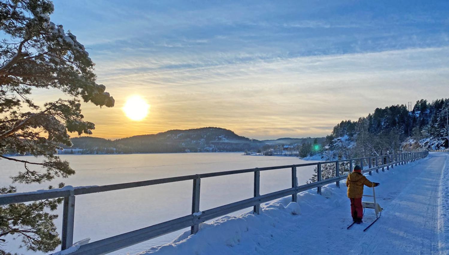 vinterbilde fra gang og sykkelvei Kragerøbanen i Drangedal