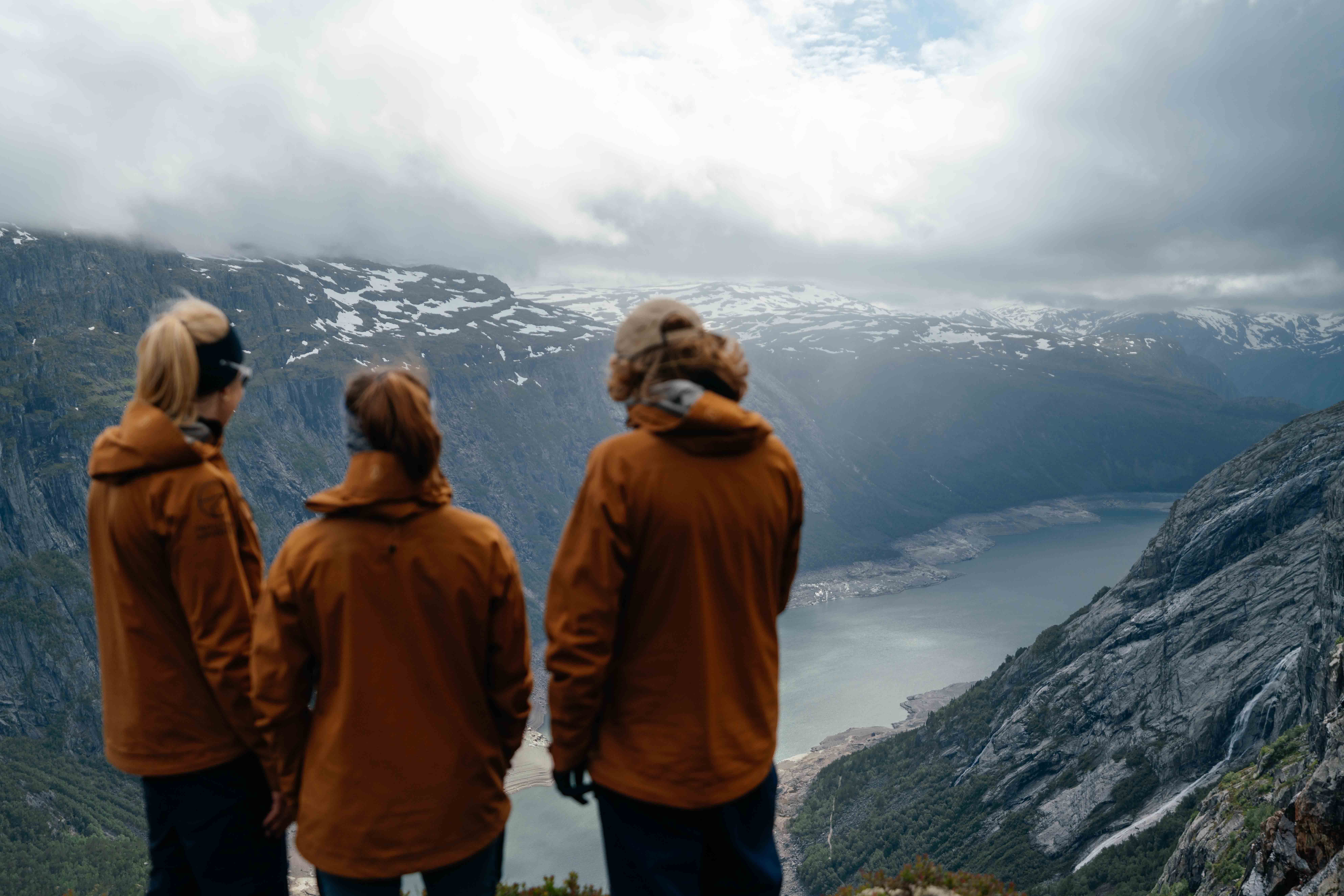 Turgåarar nyt morgonlyset medan dei utforskar fjella rundt Trolltunga.