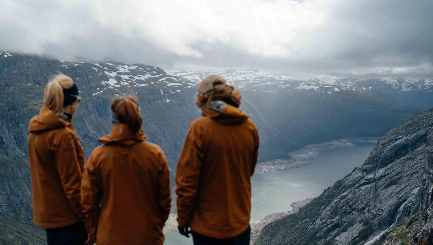 Turgåarar nyt morgonlyset medan dei utforskar fjella rundt Trolltunga.