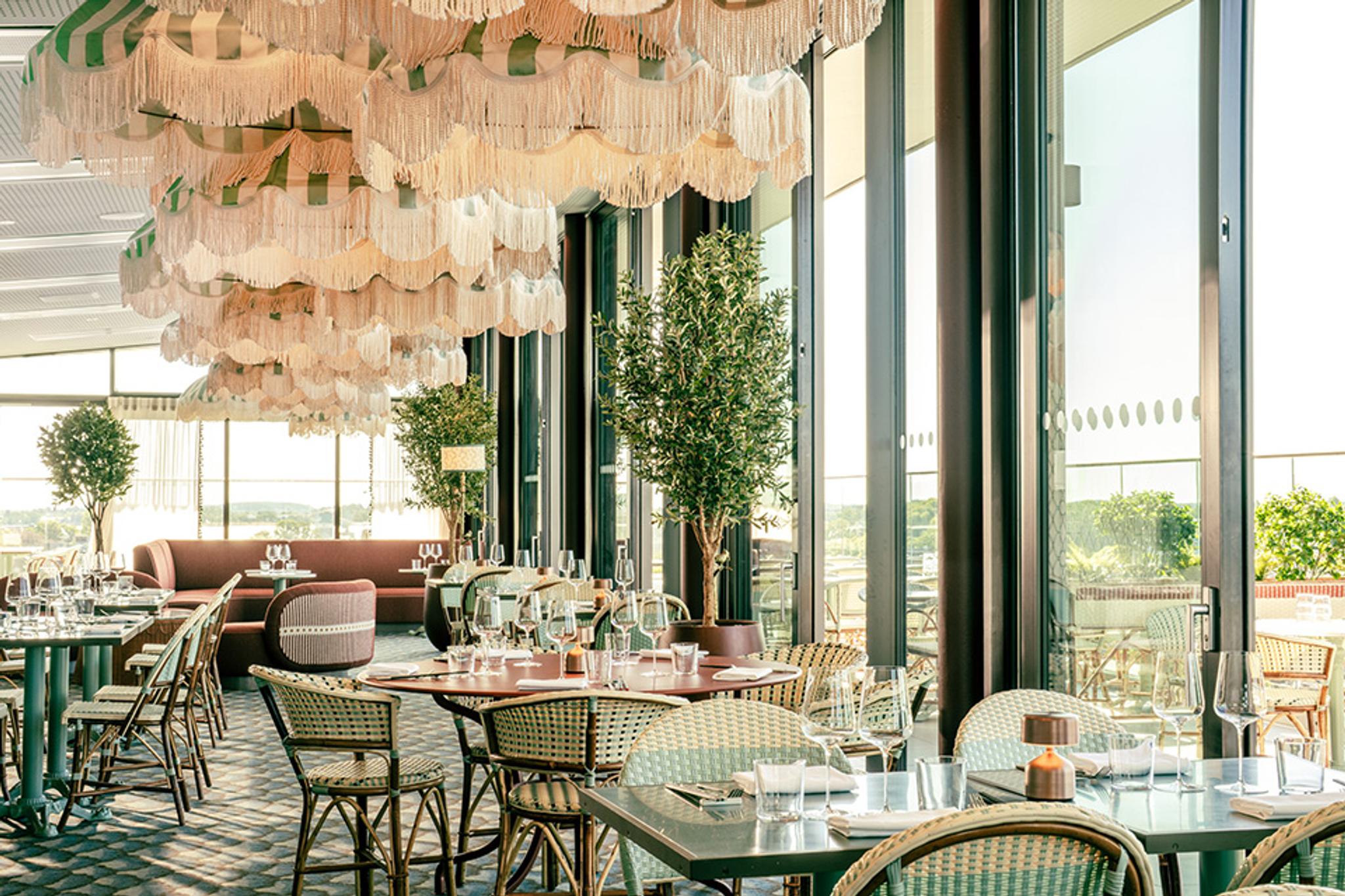 Restaurantlokaler med stoler og border