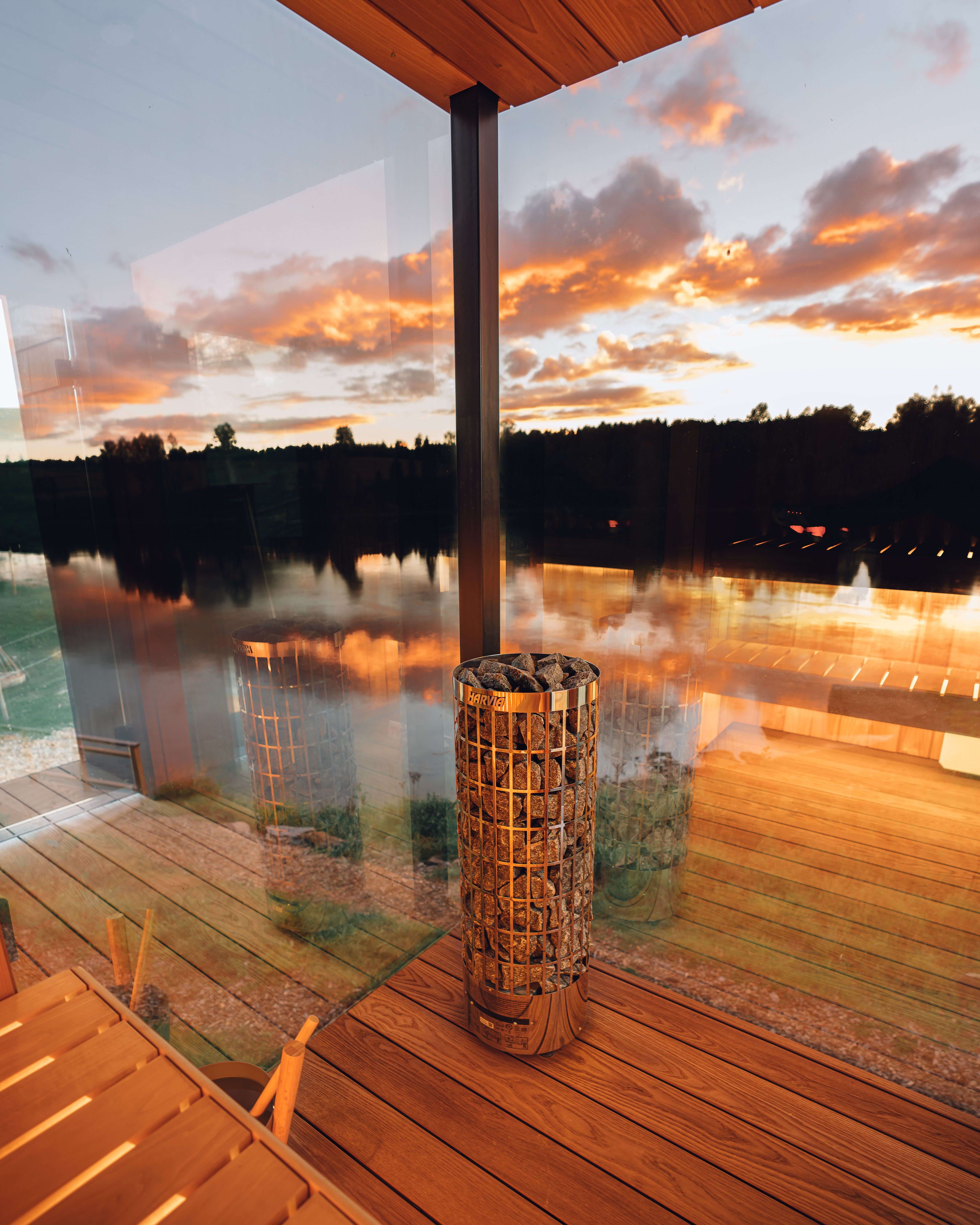 Speilbilde fra innsiden av sauna og ut mot elven