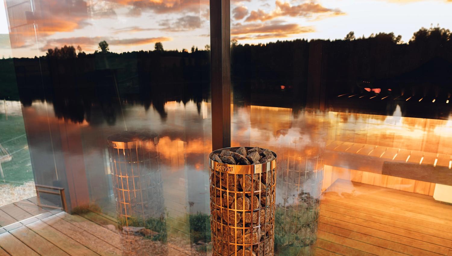 Speilbilde fra innsiden av sauna og ut mot elven