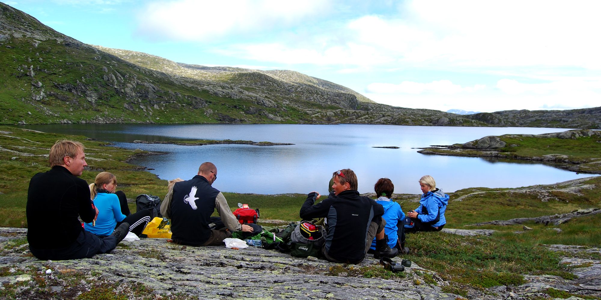 Steinkjer Kommuneskoger - a crowd sitting by Hattjønna 