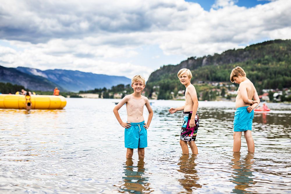 barn bader i vannet på Straand Sommerland i Vrådal