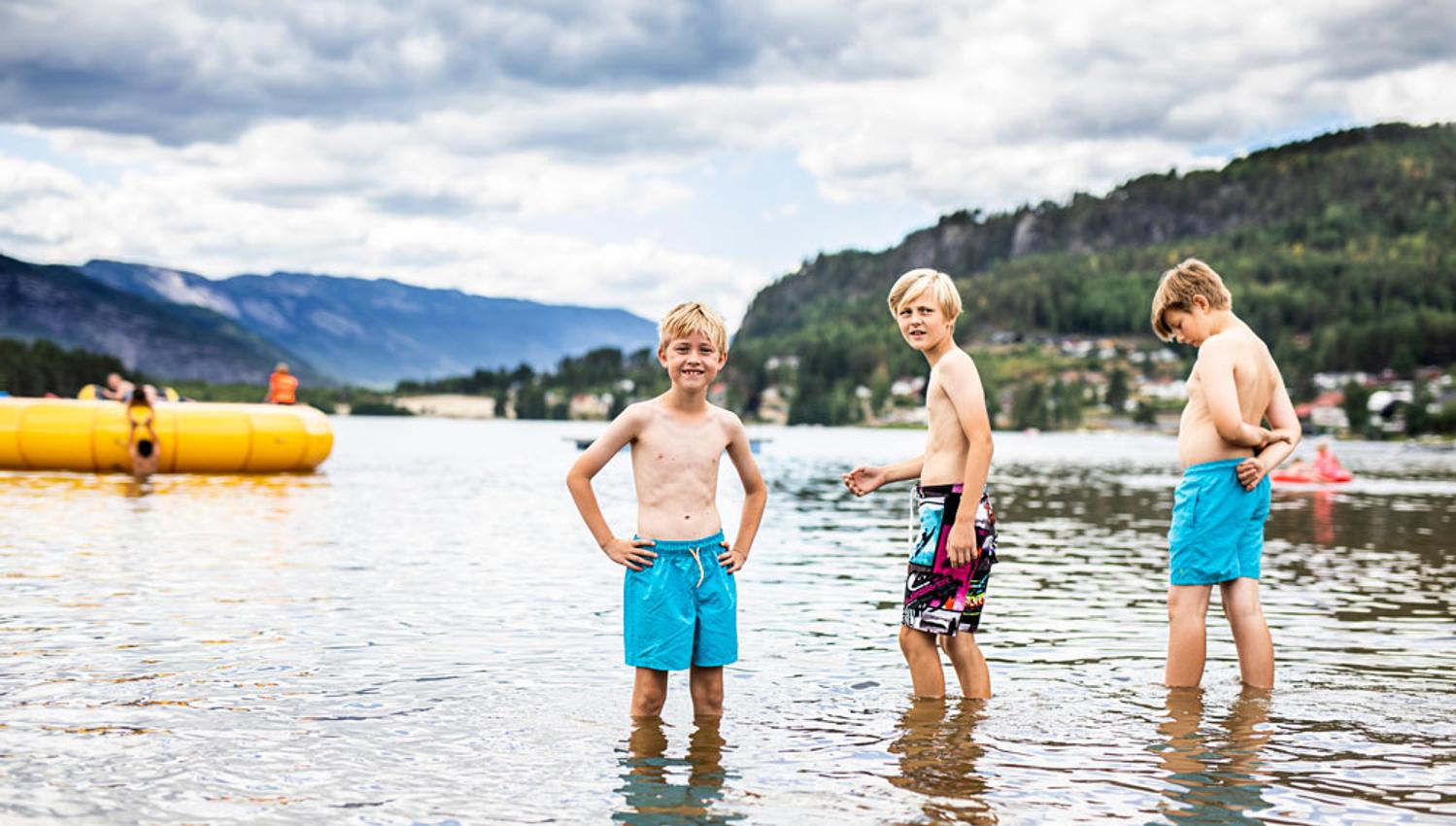 barn bader i vannet på Straand Sommerland i Vrådal
