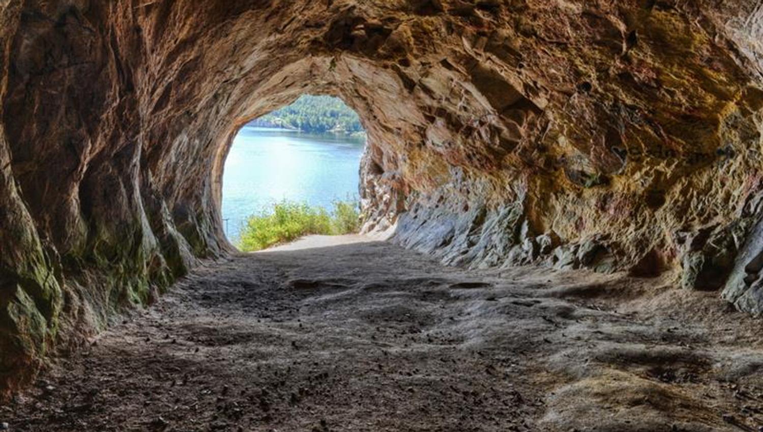 Mikaelshulen i Skien med åpning mot vannet