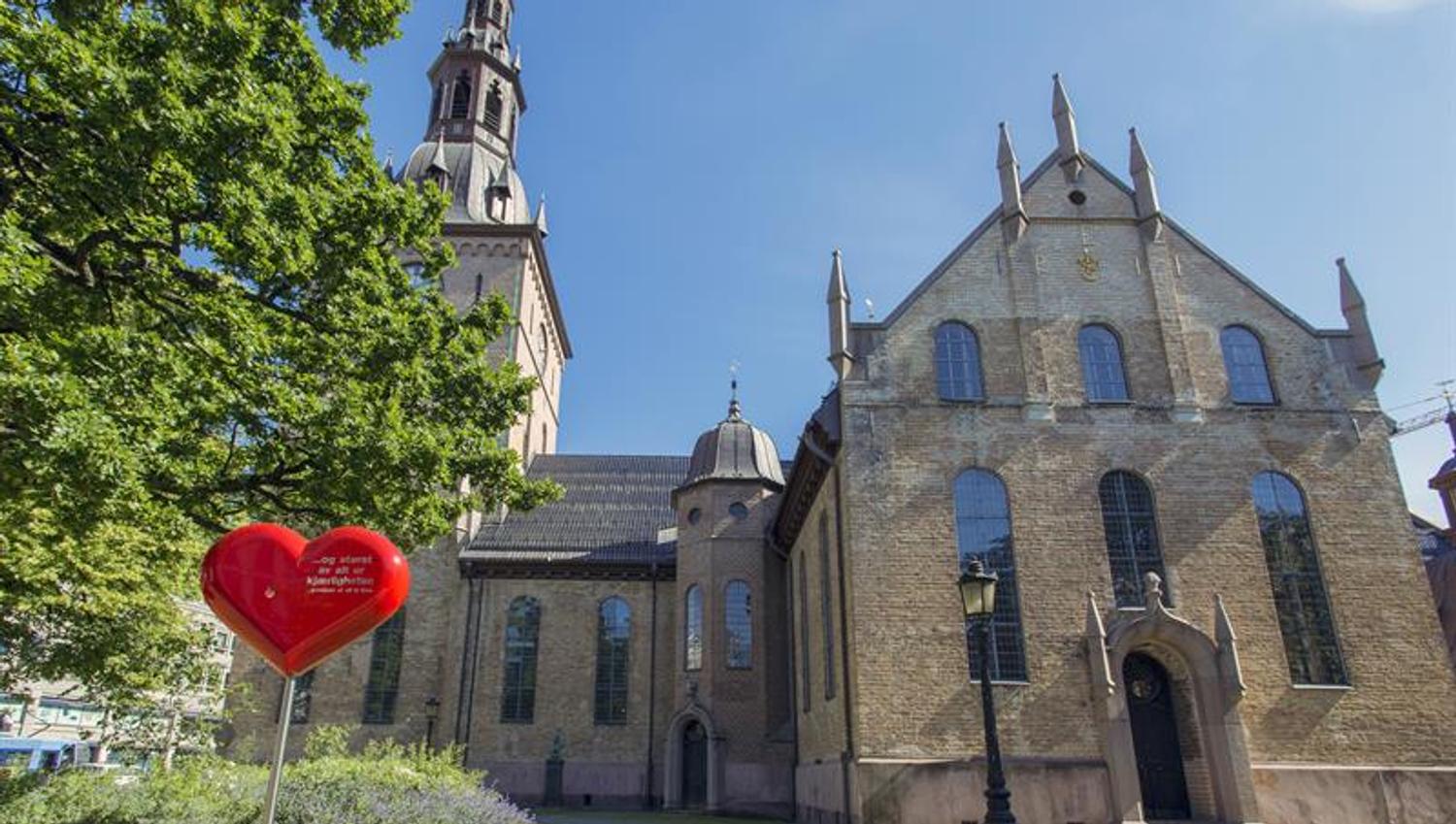 oslo domkirke med statue og tre foran
