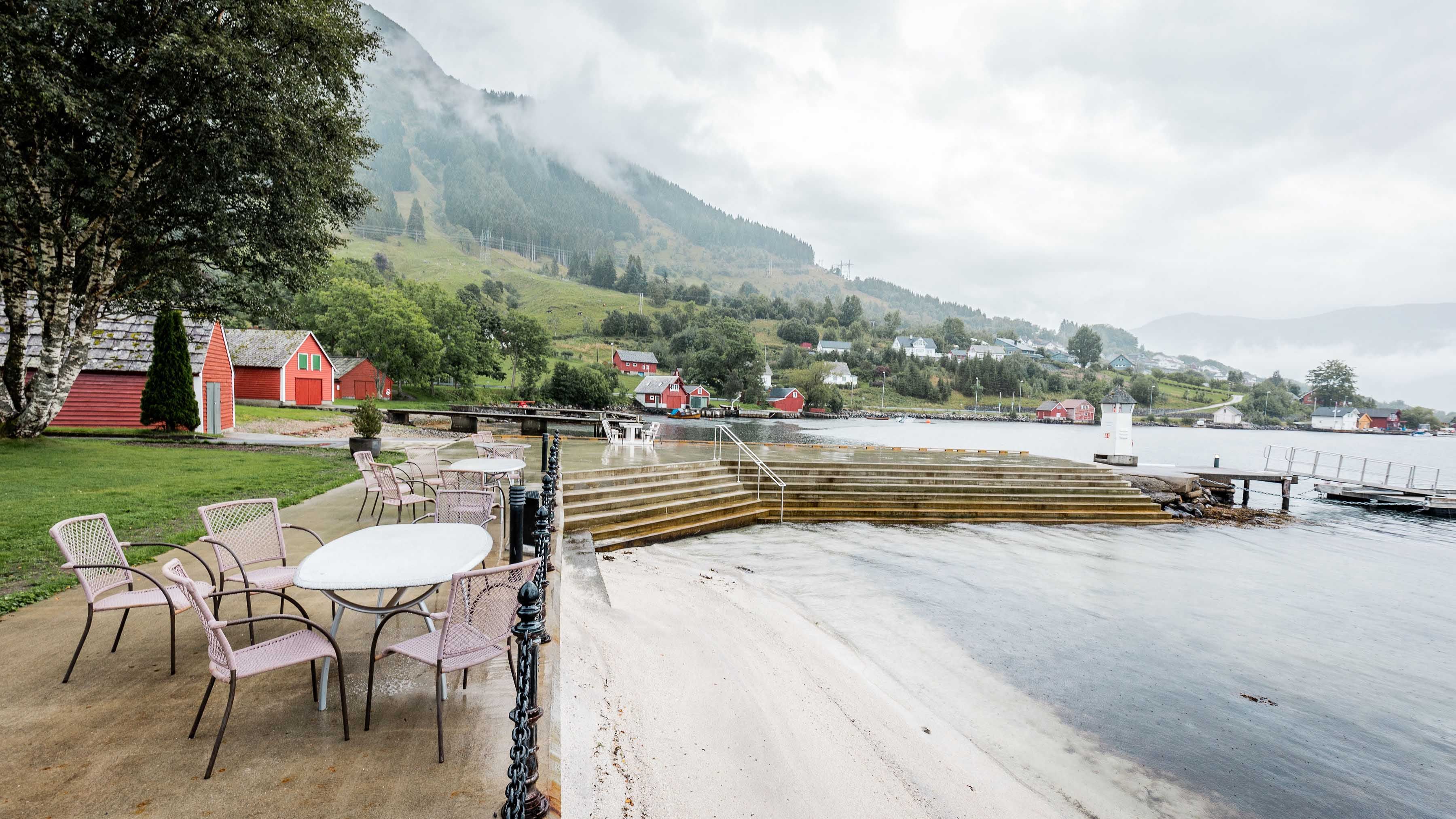Uteområdet ved Rosendal Fjordhotel med tilgang til fjorden.