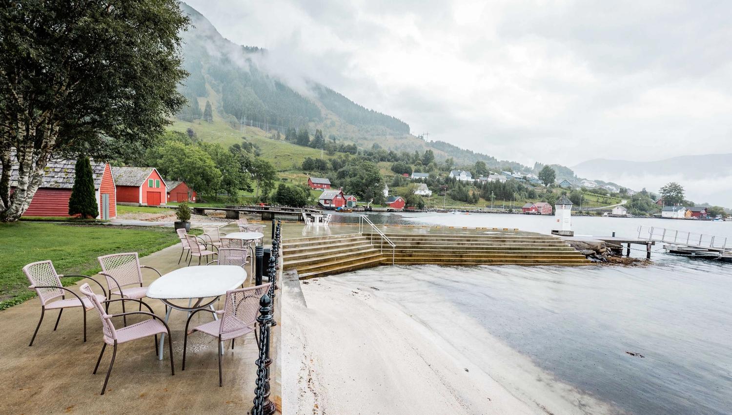 Uteområdet ved Rosendal Fjordhotel med tilgang til fjorden.