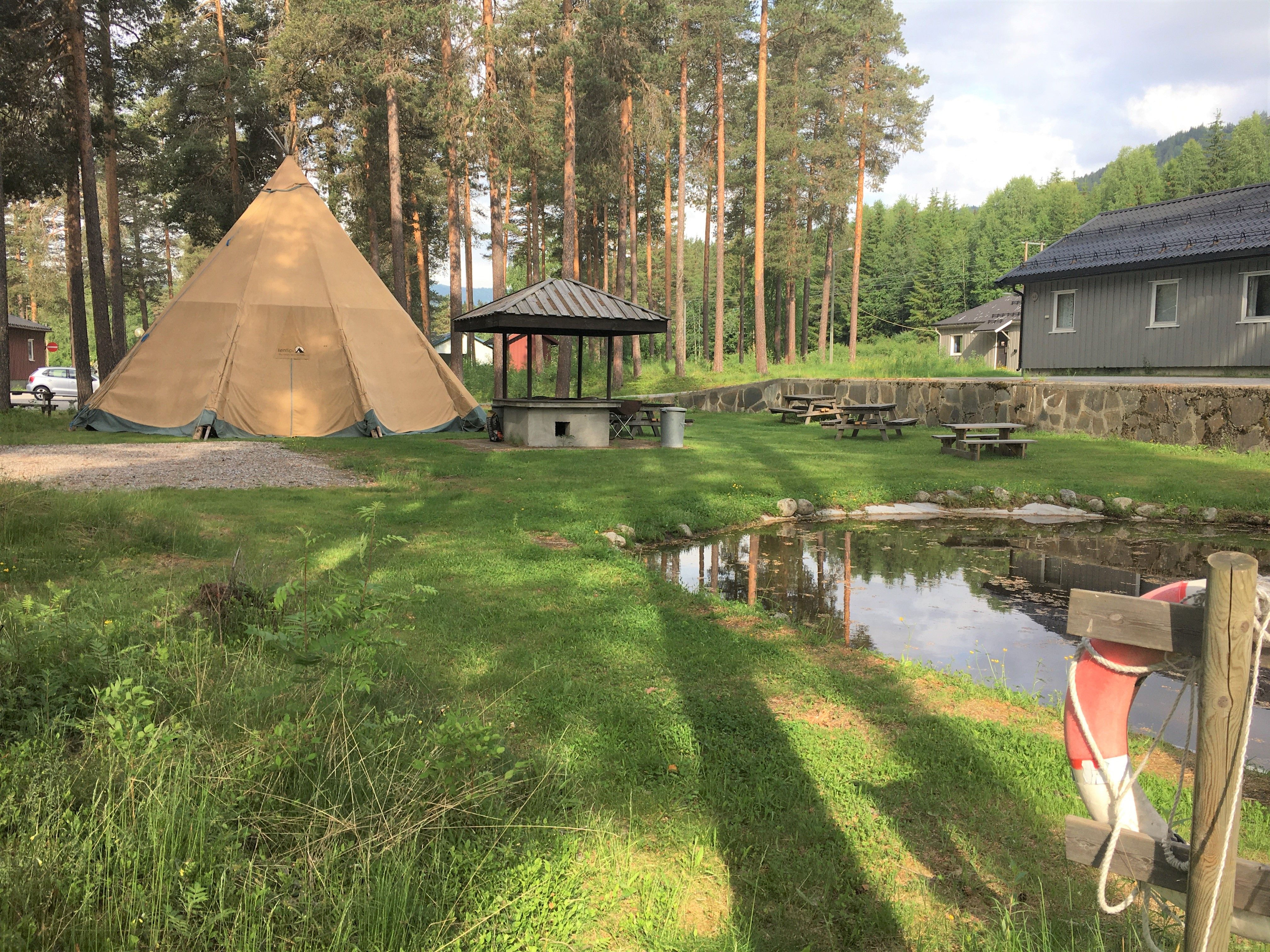 Lavvo og plaskedam
