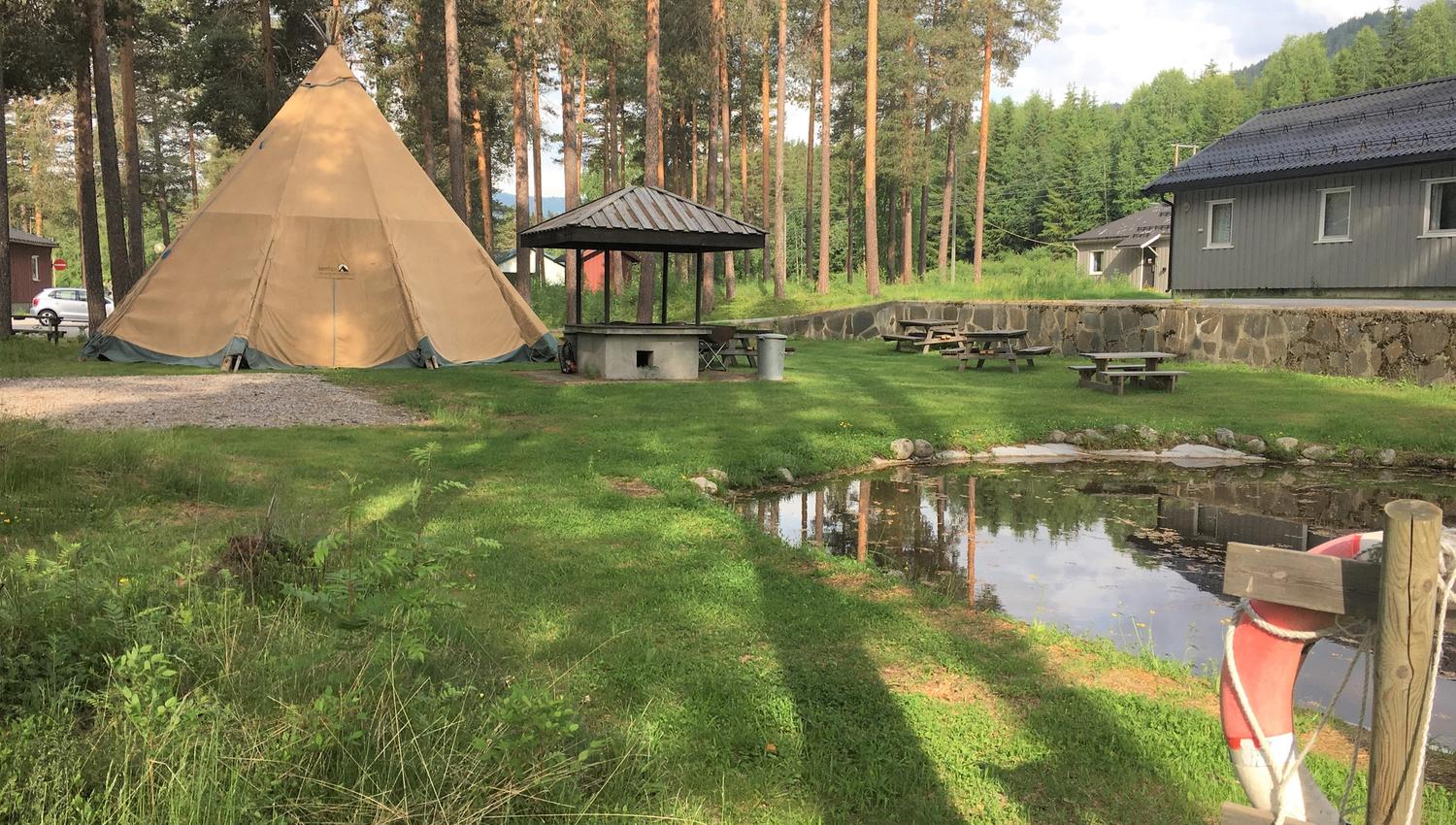 Lavvo og plaskedam