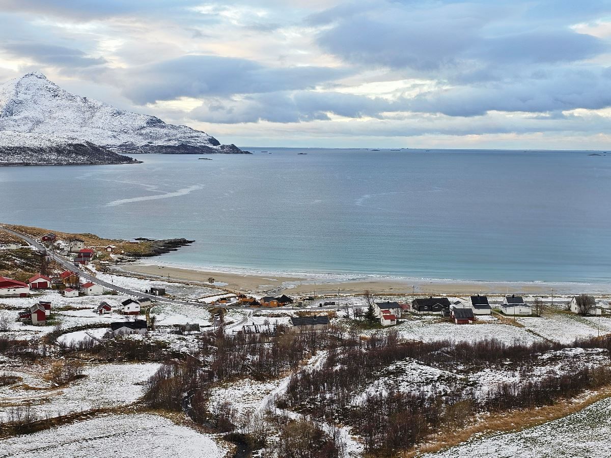 Fjord og kyst utsikt på vinteren