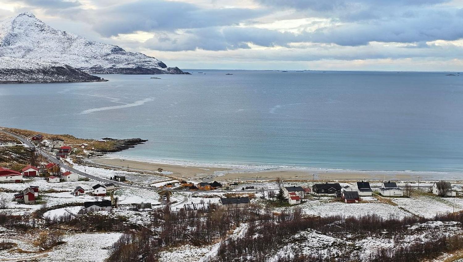 Fjord og kyst utsikt på vinteren