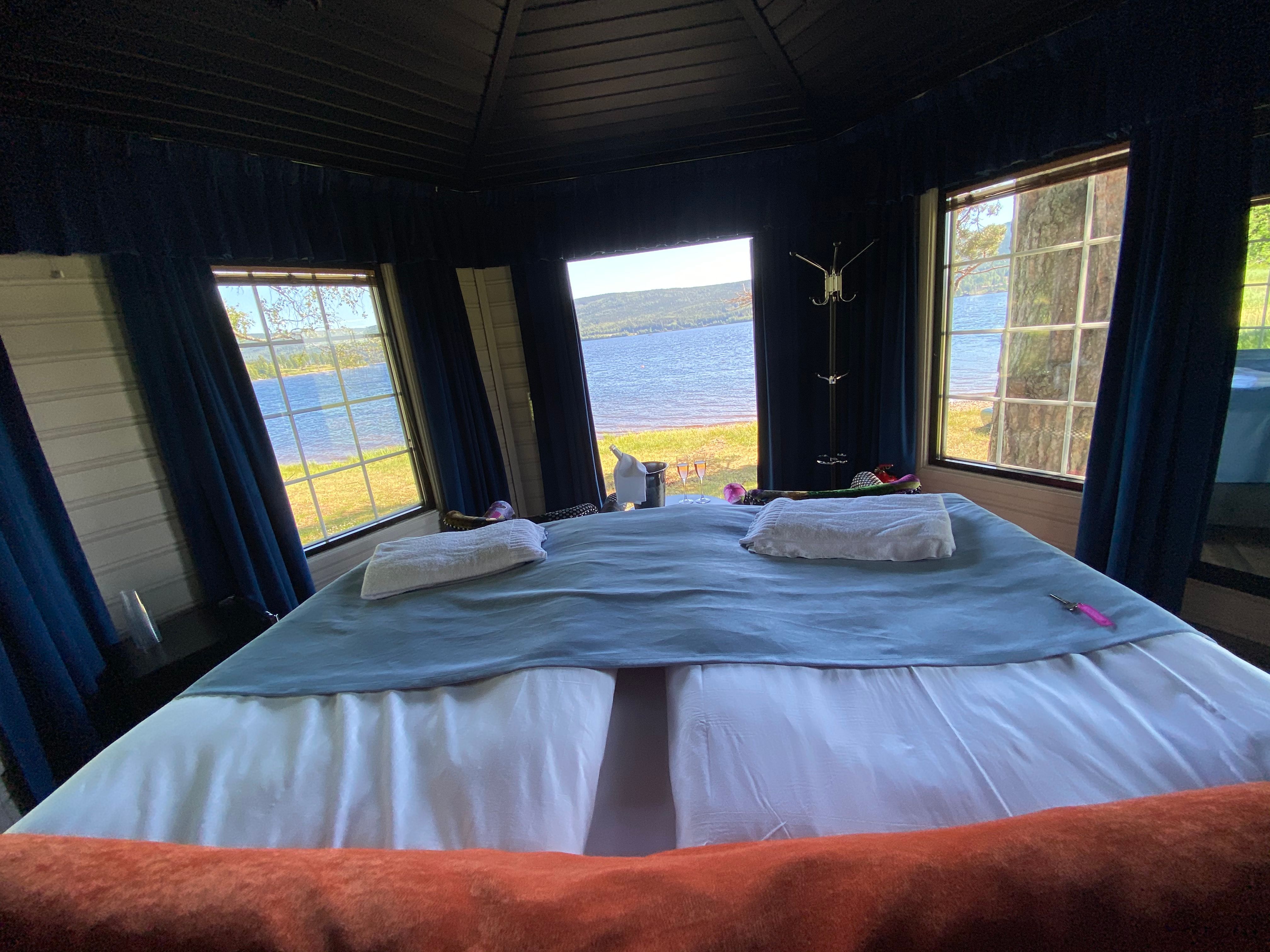 2 senger med utsikt mot vannet