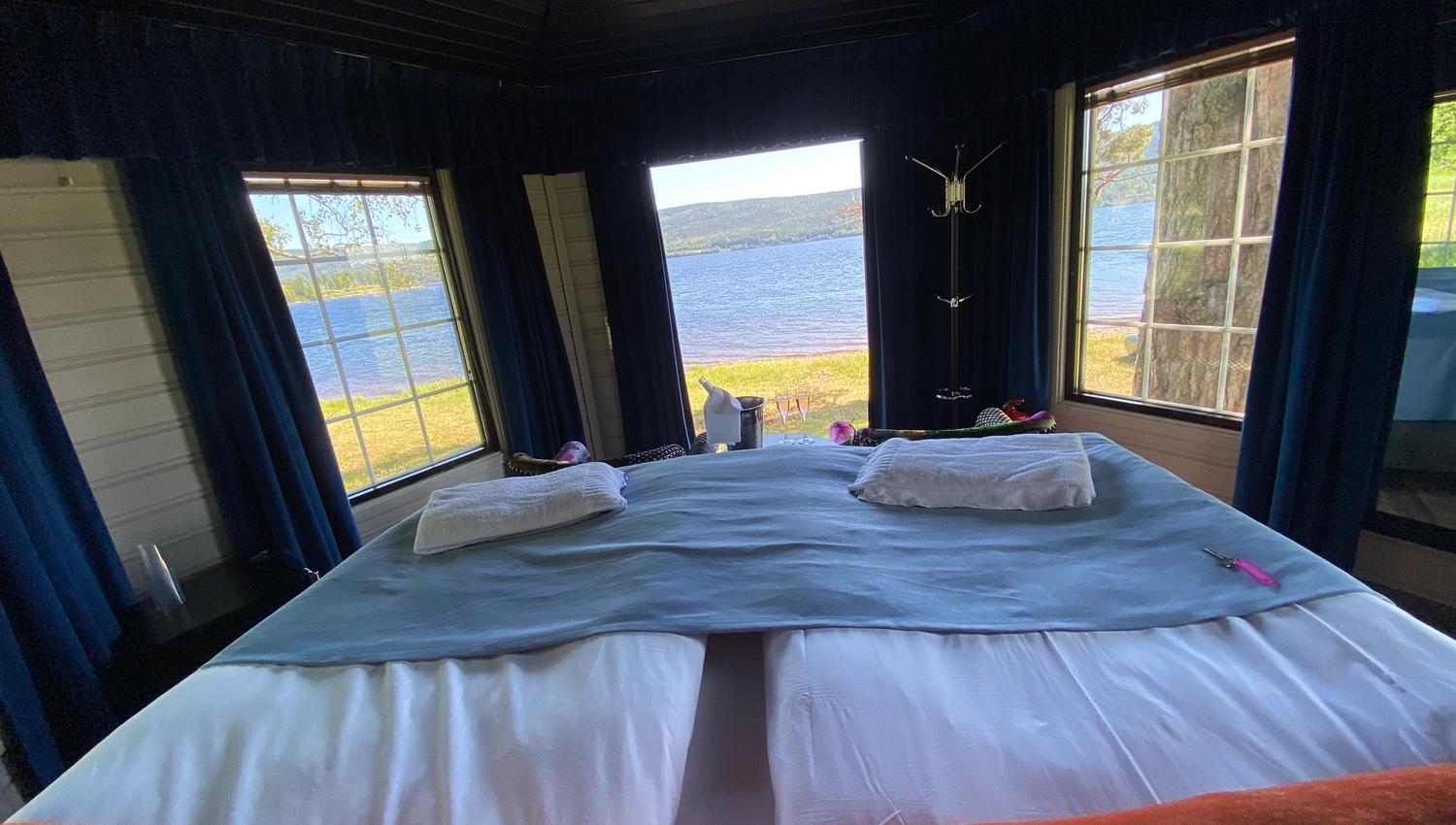 2 senger med utsikt mot vannet