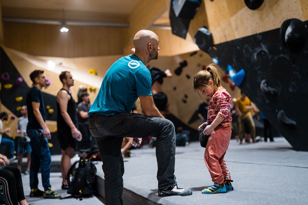 instructor who helps a little girl at "Høyt under Taket" in Skien