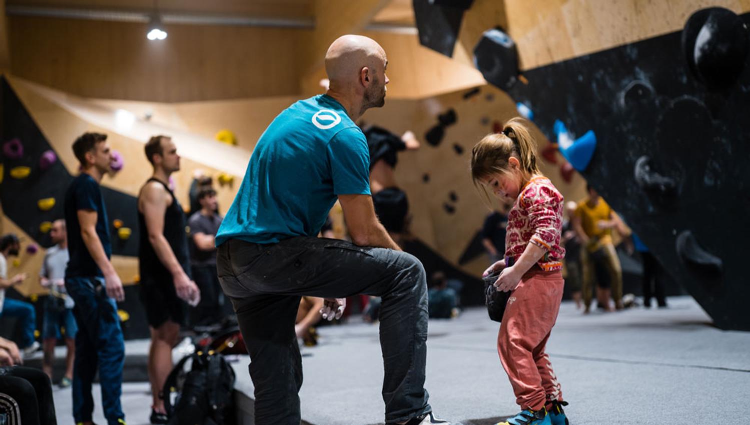 instructor who helps a little girl at "Høyt under Taket" in Skien