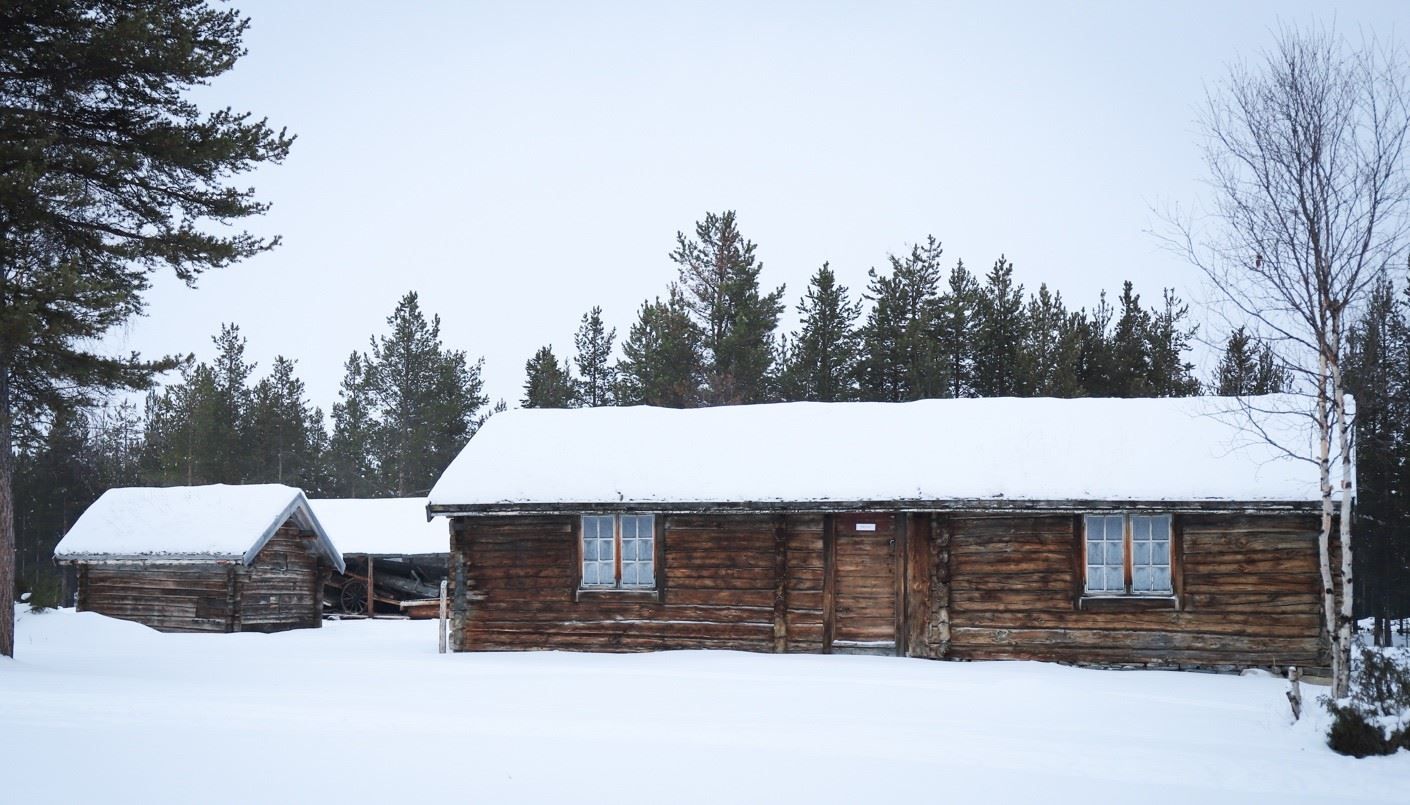 Fjellstue ble flyttet til Friluftsmuseet fra Beaivvášgieddi, 40 km fra Karasjok. Rommet til høyre, bygget i 1875, er den eldste delen av fjelstuen. 