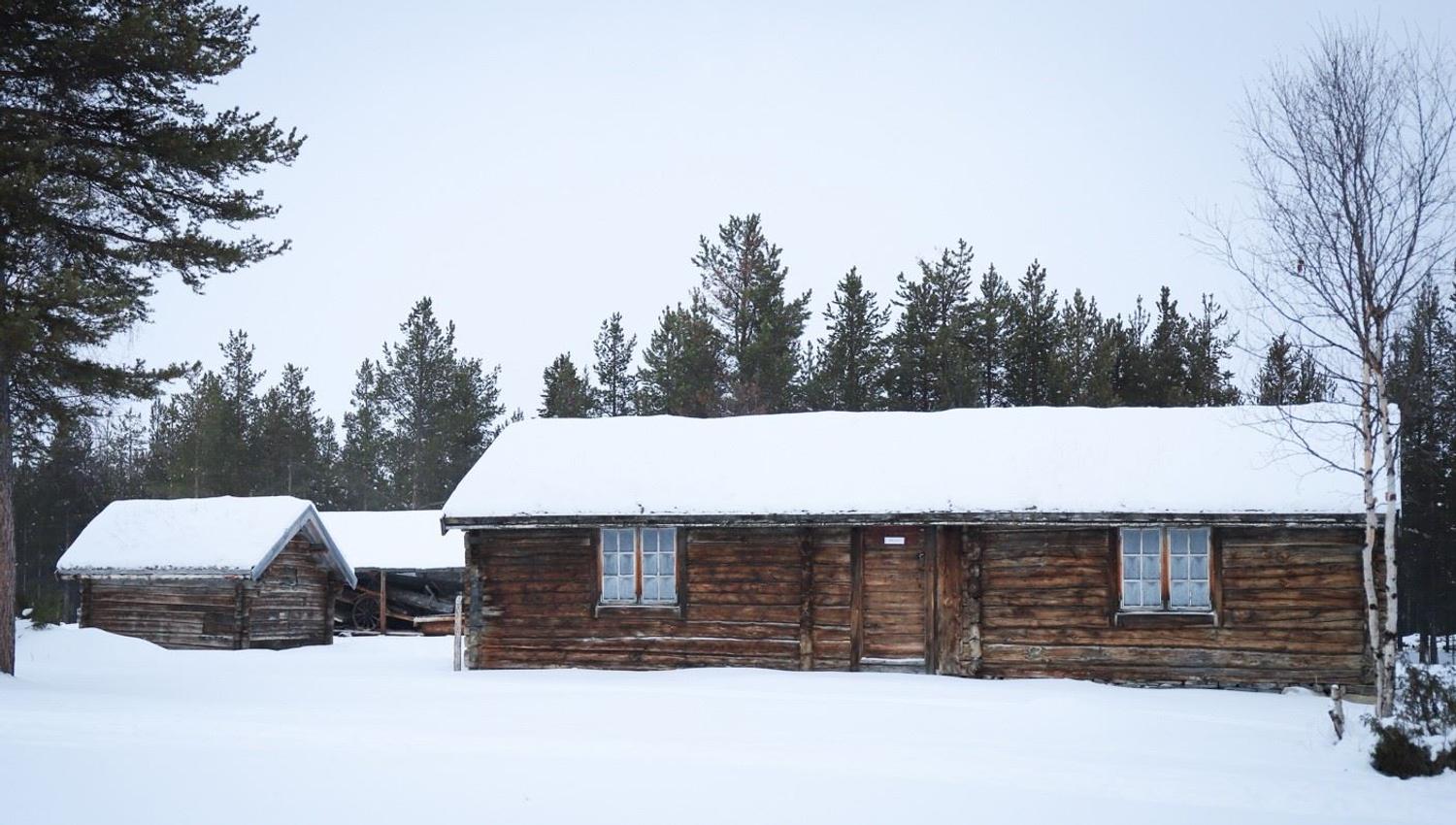 Fjellstue ble flyttet til Friluftsmuseet fra Beaivvášgieddi, 40 km fra Karasjok. Rommet til høyre, bygget i 1875, er den eldste delen av fjelstuen.