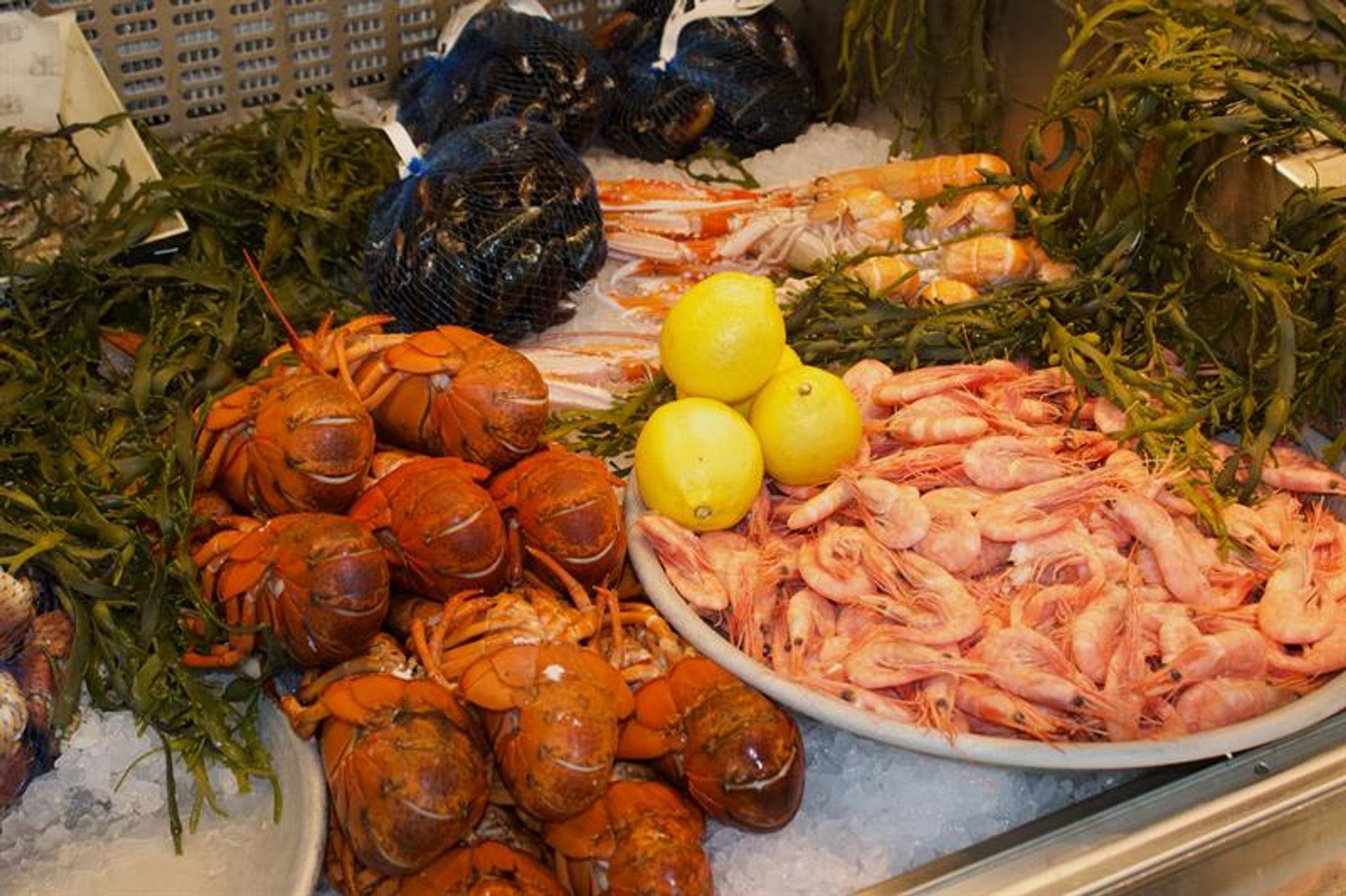 Shrimps, crabs, mussels and crayfish in the fish counter