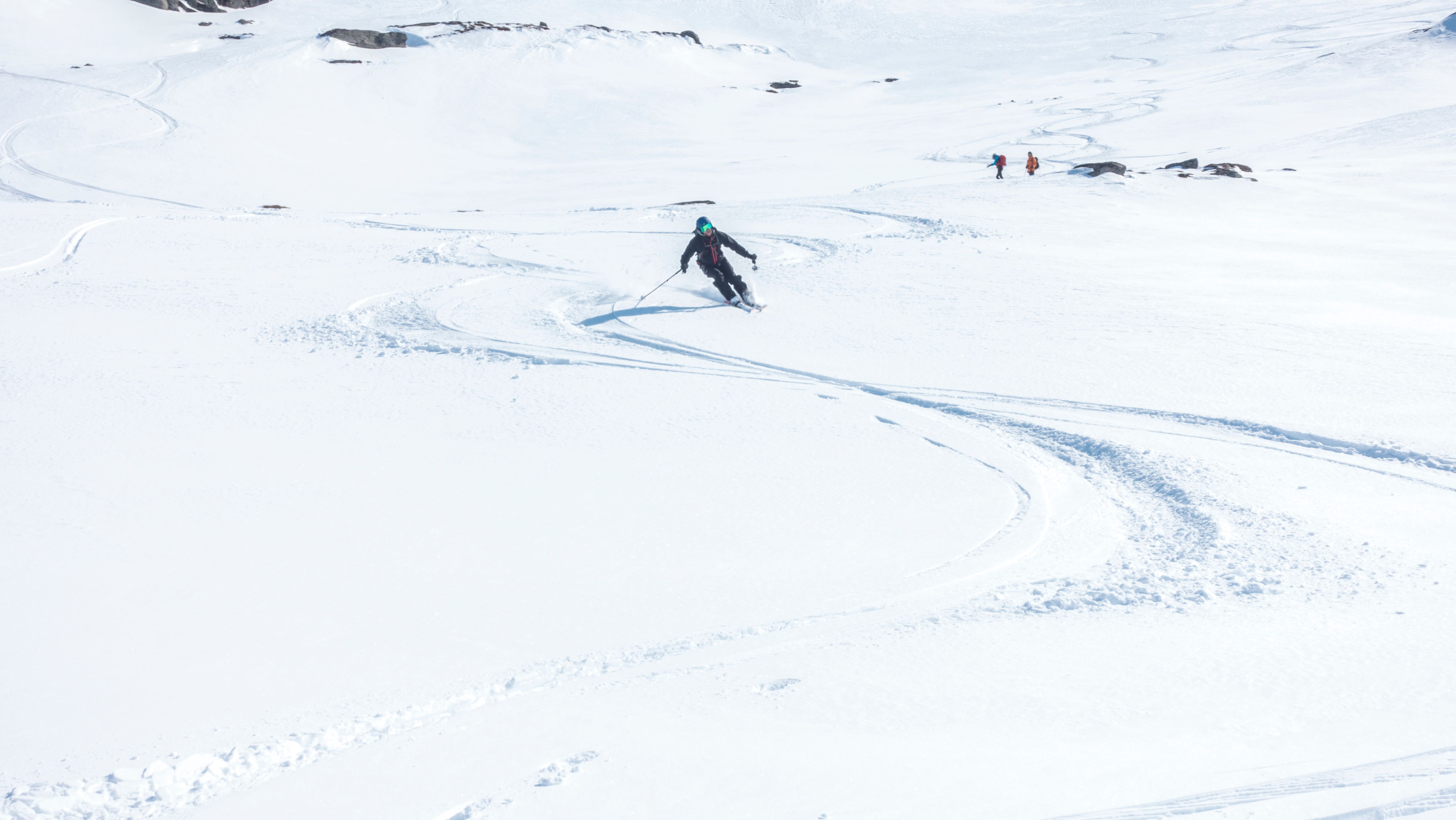 Person freeriding in powder snow