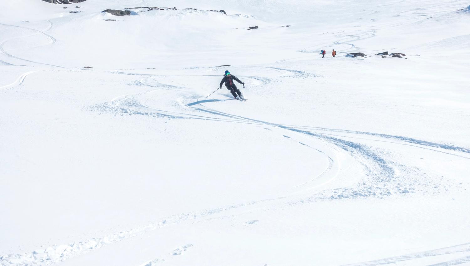Person freeriding in powder snow