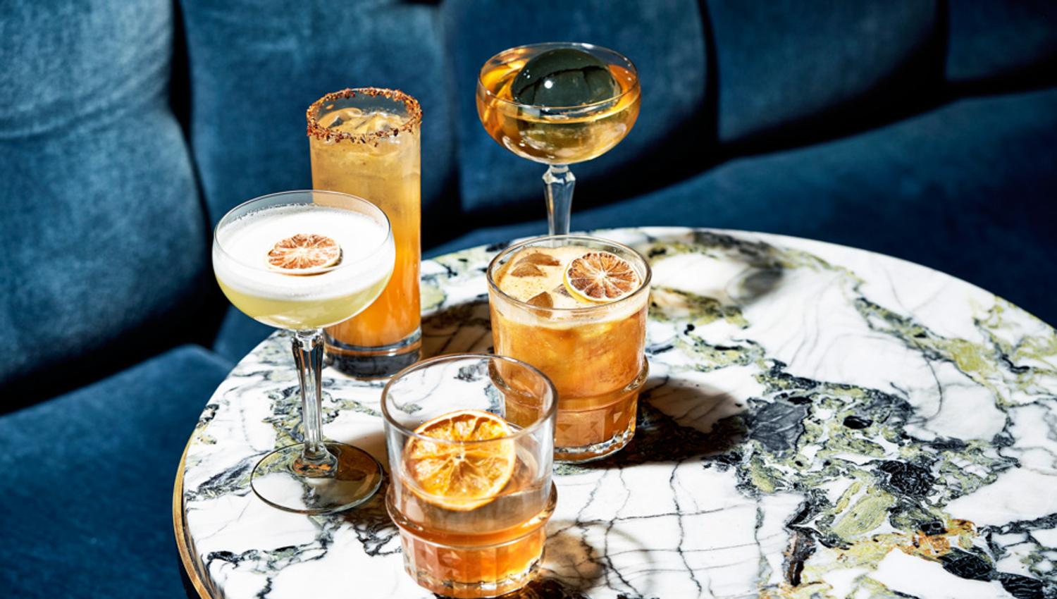 Fem forskjellige drinker på marmorbord