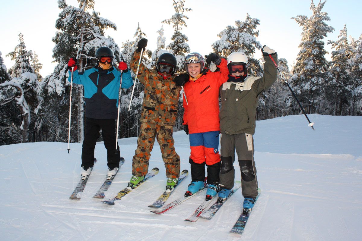 en gruppe med barn i skibekledning