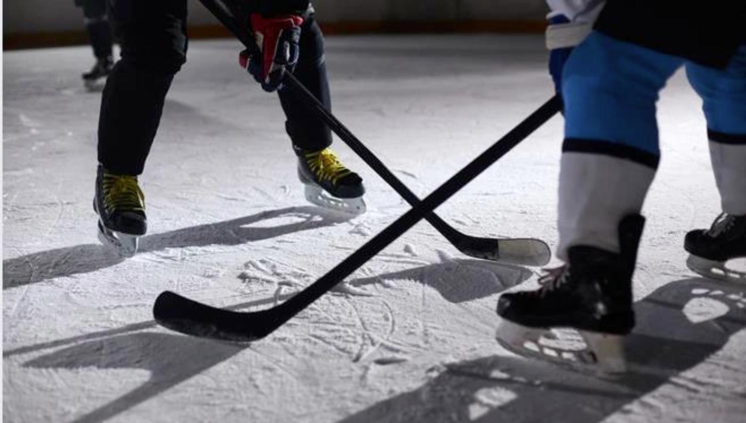 To hockey spillere med køller