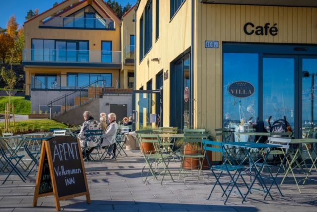 Kafebor og stoler utenfor kafe Penny Lane